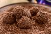 Brigadeiros cubiertos con fideos de chocolate.