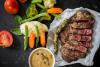 London broil con salsa a la pimienta.