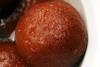Gulab jamuns bañados en almíbar.