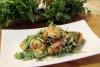 Ensalada tailandesa con fideos chinos y gambas.