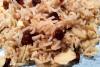 Arroz con uvas pasas y almendras, al estilo egipcio, en un plato.