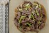 Carne bulgogi con cebolleta y sésamo.