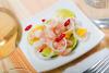Ceviche de gambas con lima, mandarina y ají colorado.