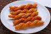 Koeksisters de doble trenza sobre un plato.