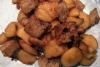 Manzanas fritas con pan en un plato de loza.