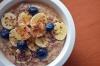 Muesli con plátano, arándanos azules, linaza y canela.