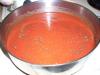 Salsa de tomate en un recipiente de acero inoxidable.