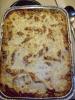 Macarrones al horno en una fuente de aluminio.