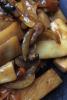 Chop suey con champiñones, zanahoria, cebolla y brotes de bambú.