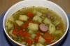 Sopa alemana de guisantes con salchicha, jamón y zanahoria.