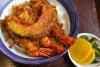 Tempura con gambas y calabaza en un cuenco.