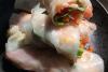 Detalle de rollitos vietnamitas rellenos de ensalada y gambas cocidas.