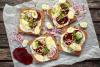 Bocadillos abiertos daneses con huevo de codorniz.