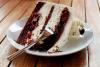 Un trozo de tarta de la Selva Negra sobre un plato.