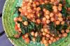Garbanzos salteados con espinacas y tomate.