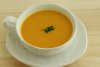 Sopa de calabaza en taza de loza.