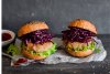 Hamburguesas de alubias blancas y arroz en bollos con lombarda.