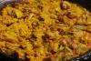 Paella de campamento casi lista.