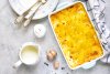 Patatas y puerros gratinados con nata líquida, ajo y hierbas.