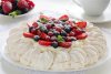 Pavlova con fruta y nata montada.