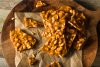 Guirlache de cacahuete o peanut brittle.