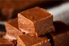 Fudge casero de chocolate.