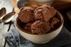 Bolas de helado de chocolate en un cuenco de cerámica.