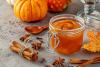 Mantequilla de calabaza en un envae de vidrio con cierre hermético.