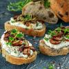Tosta de champiñones al ajillo sobre queso.