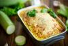 Calabacín gratinado con bechamel y queso rallado en una fuente de horno.
