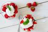 Fresas remojadas en vino con nata montada en copas individuales.
