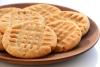 Galletas con mantequilla de cacahuete, decoradas, en un plato.
