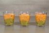 Aperitivo con capas de cangrejo y aguacate en vasos pequeños.