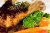 Pollo brasado con cerveza oscura acompa;ado de brócoli, zanahorias y otras hortalizas..