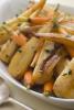 Zanahorias enanas y chirivías glaseadas con miel y decoradas con perejil picado.