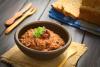 Pasta casera de alubias rojas en un cuenco, decorada con alubias cocidas y cilantro fresco.
