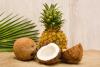 Piña y coco frescos sobre una mesa.