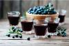 Vasos con mirto rojo alrededor de un recipiente con bayas de mirto.