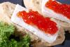 Pan con queso fresco y confitura de tomate.