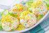 Bolas de queso y zanahoria decoradas con hierbas, yema de huevo y tiras de pepino.