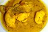 Pollo en peitoria decorado con almendras fileteadas.