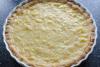 Tarta rellena con crema de piña y coco y piña machacada.
