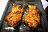 Patas de pollo tanduri en una bandeja de horno.