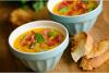Sopa fría de melón cantalupo decorada con jamón serrano y albahaca, acompañada con pan tostado.