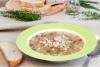 Un plato con alubias blancas a las hierbas, con tomillo y romero.