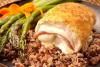 Chicken cordon bleu sobre arroz y arroz salvaje con guarnición de espárragos.