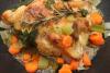 Pollo en cocotera con zanahoria, apio, cebolla y romero.