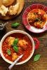 Conejo con tomate y albahaca en una cazuela.