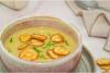 Crema de chirivías con rodajas de chirivía asadas y cilantro picado.