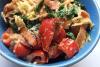 Cuenco con fideos chinos con verduras salteadas y salsa de cacahuete.